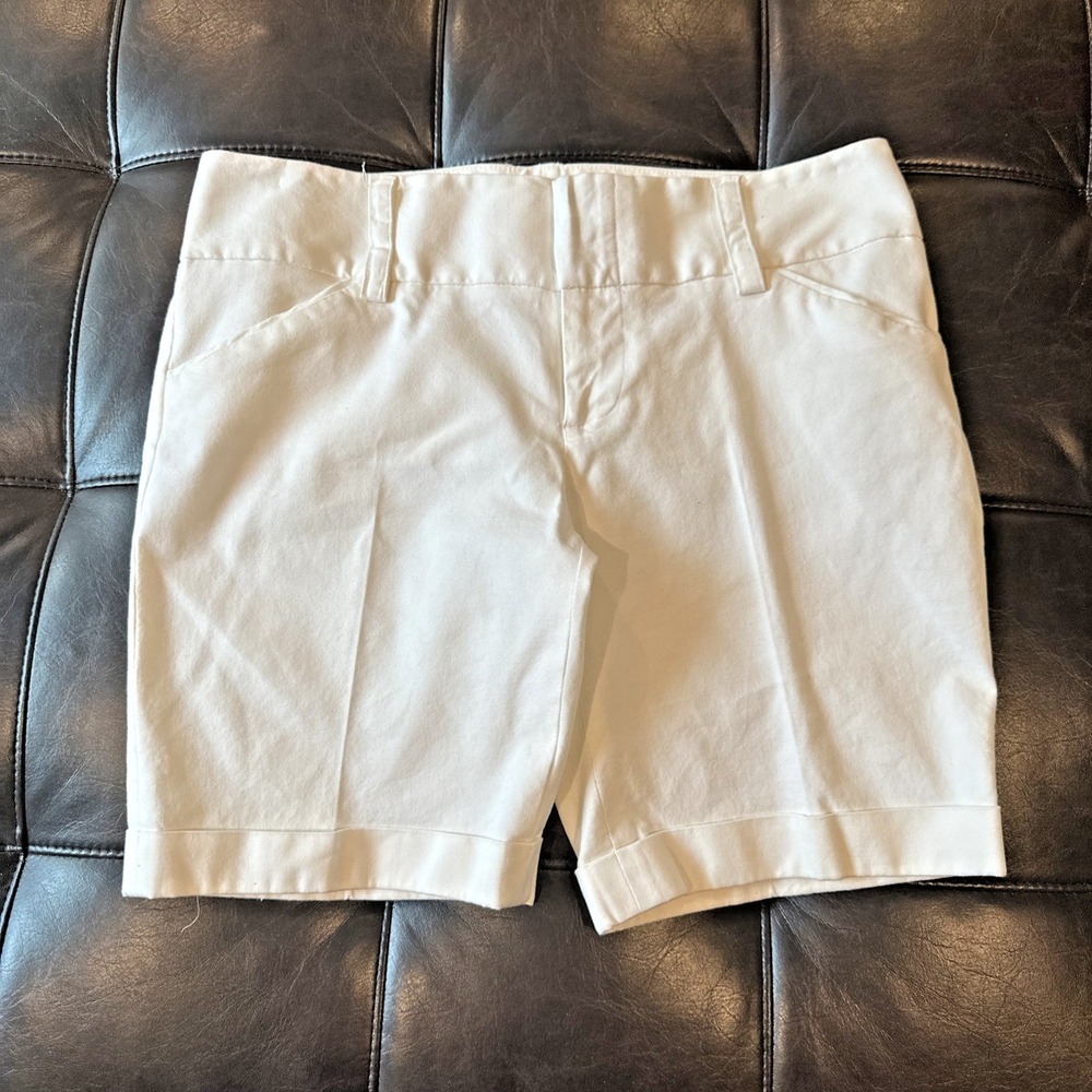 Alice + Olivia Women Size 6 Cotton Zipped Hook and Eye Cuffed Shorts‎ White